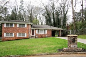 Mae House 