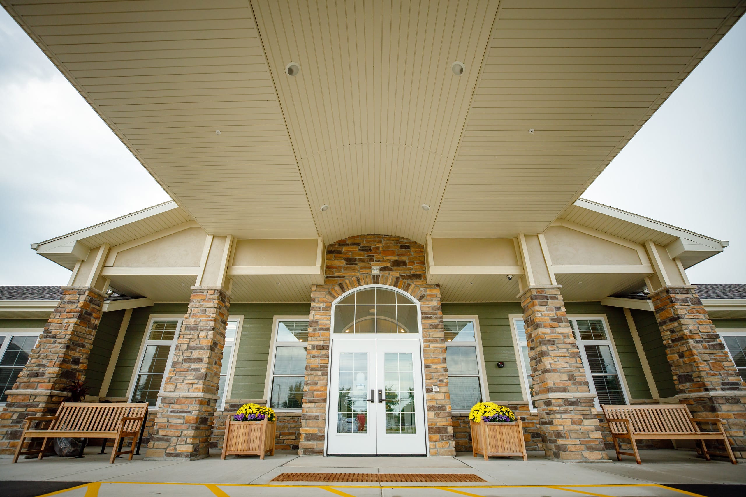 The Courtyard at Oshkosh outdoor common area